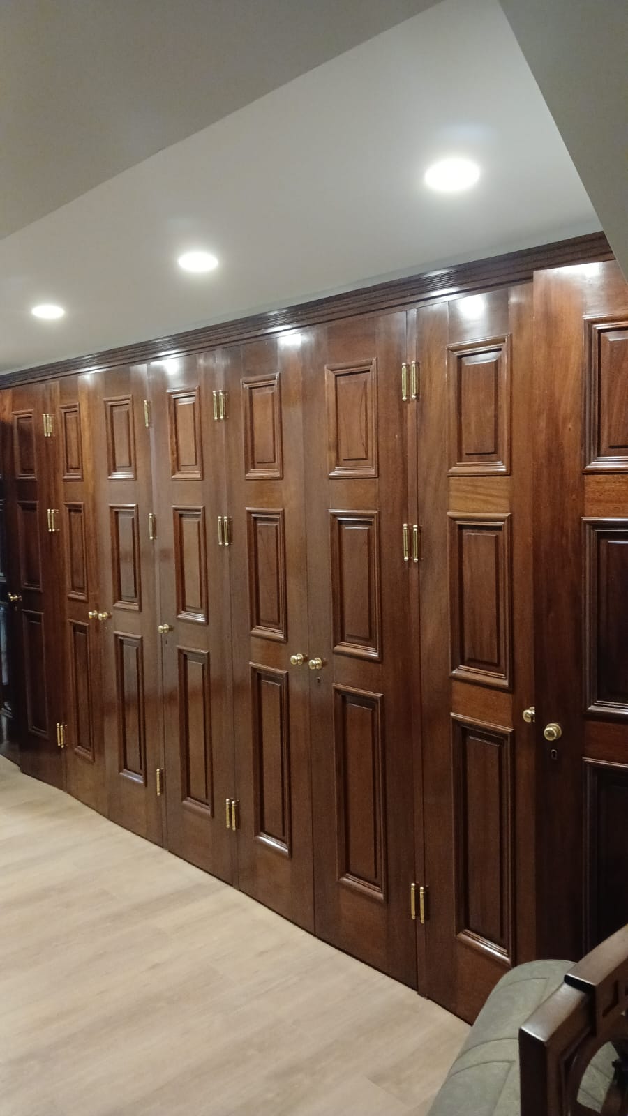 Placard de madera con barniz brillante