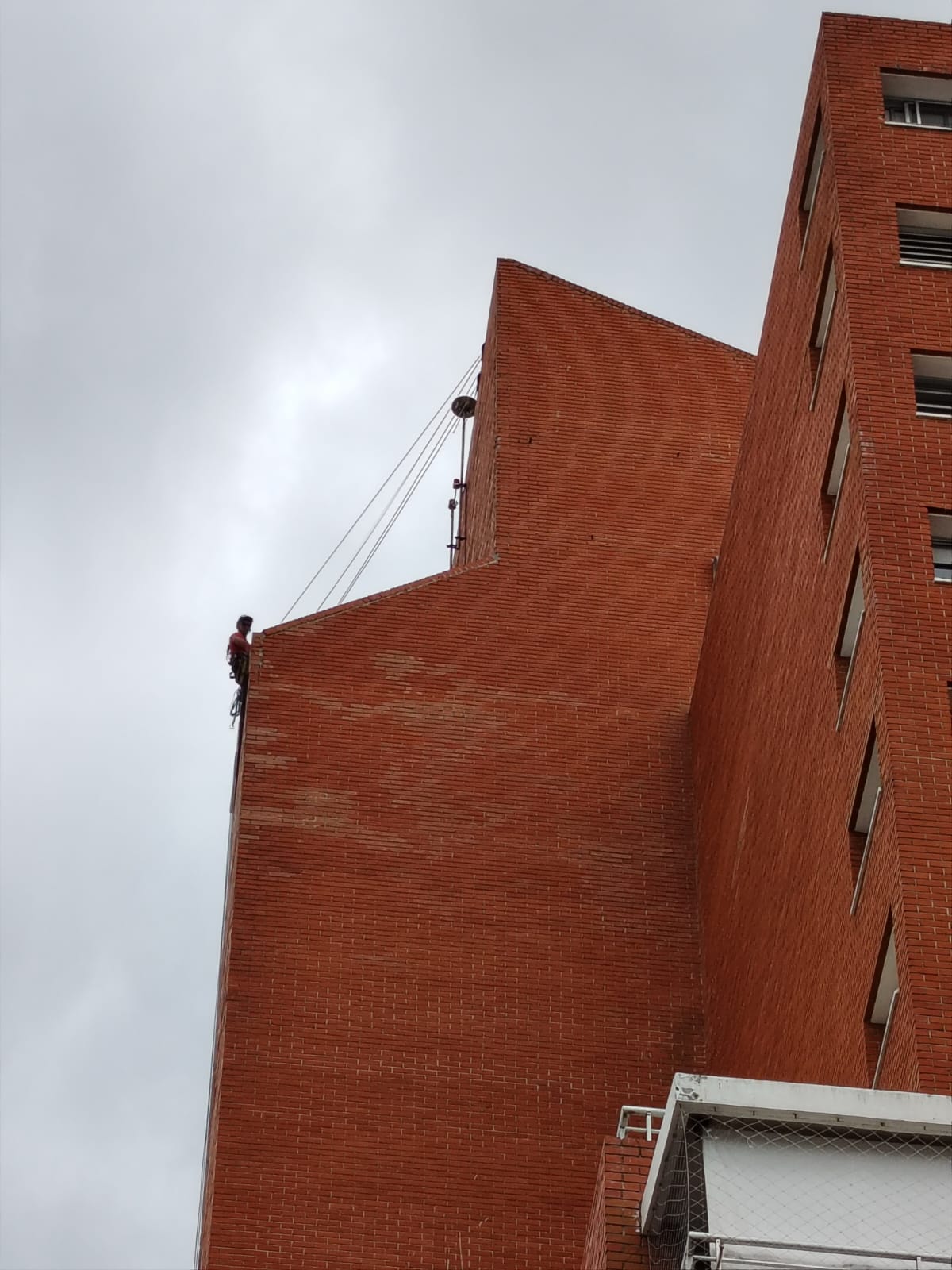 Trabajo en altura sobre fachada de edificio