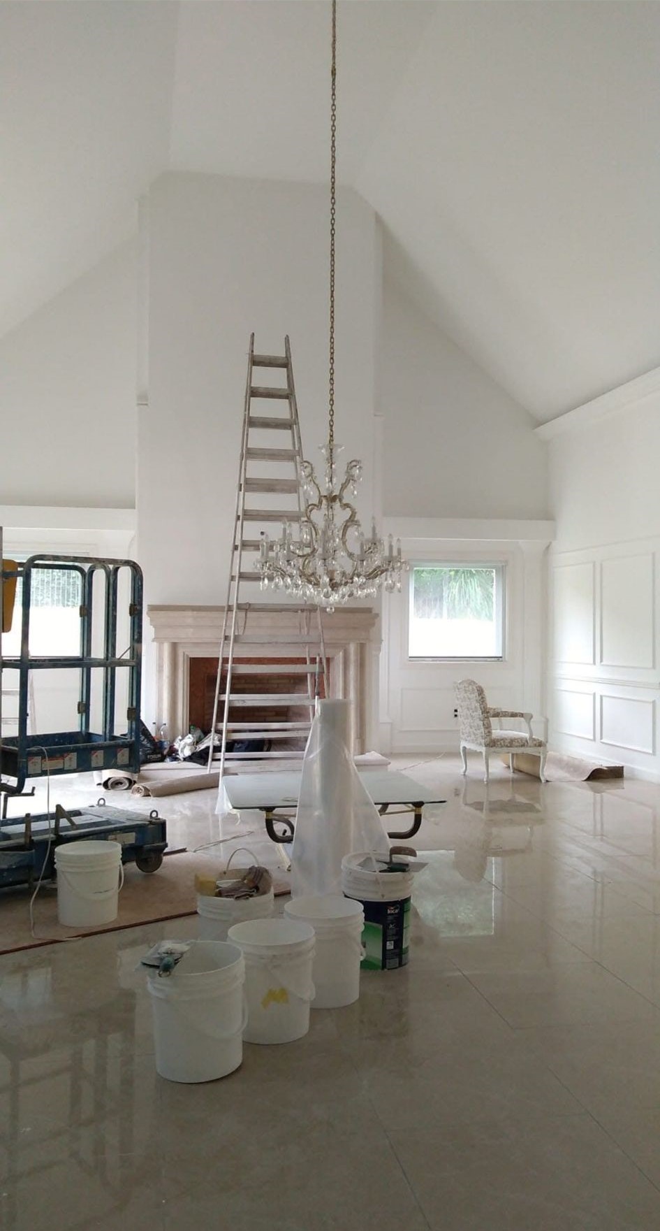 Obra de pintura interior residencial con protección y equipos profesionales